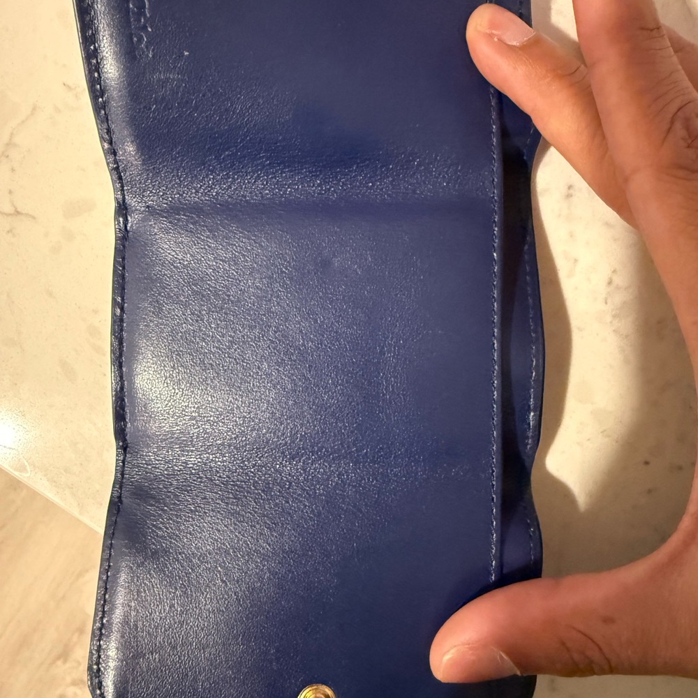Chloé Small C Tri-Fold Wallet - Picture 7 of 7